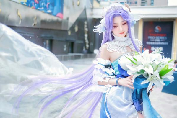    走路摇zly - 唯美大桥花嫁Cosplay，梦幻紫发新娘与纯白百合，仙气十足的二次元治愈系写真第1张图片