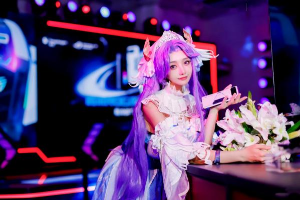    走路摇zly - 唯美大桥花嫁Cosplay，梦幻紫发新娘与纯白百合，仙气十足的二次元治愈系写真第11张图片