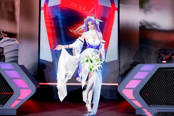   走路摇zly - 唯美大桥花嫁Cosplay，梦幻紫发新娘与纯白百合，仙气十足的二次元治愈系写真第13张图片