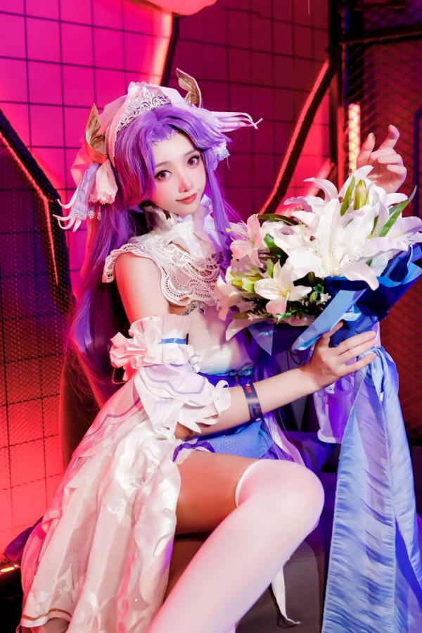    走路摇zly - 唯美大桥花嫁Cosplay，梦幻紫发新娘与纯白百合，仙气十足的二次元治愈系写真第14张图片