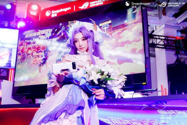    走路摇zly - 唯美大桥花嫁Cosplay，梦幻紫发新娘与纯白百合，仙气十足的二次元治愈系写真第15张图片