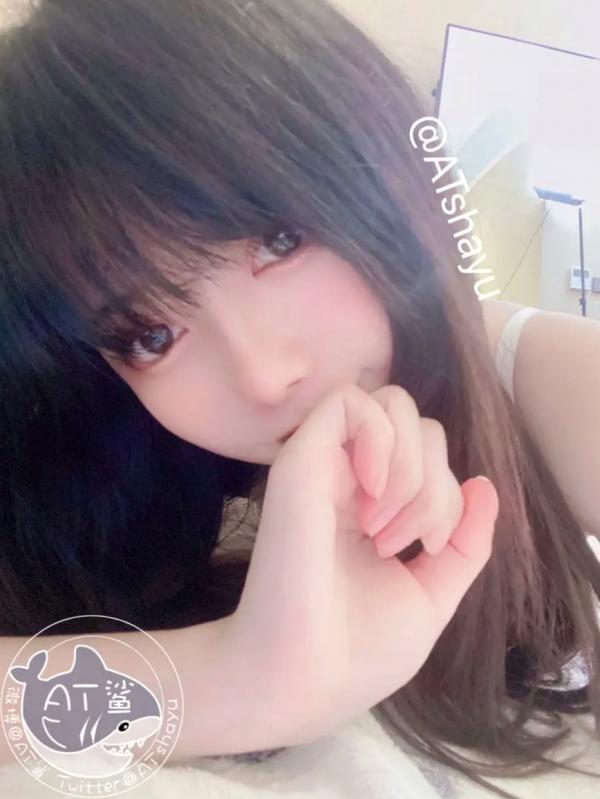    AT鲨 - 吊带新娘：纯白诱惑私房照，卧室里的极致性感丝袜尤物第16张图片