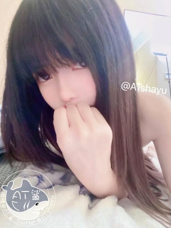   AT鲨 - 吊带新娘：纯白诱惑私房照，卧室里的极致性感丝袜尤物第21张图片