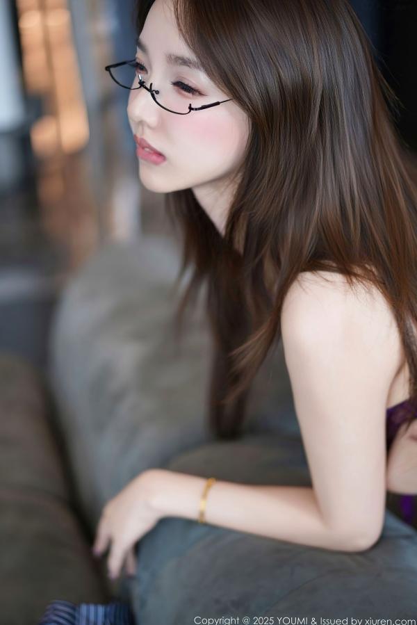    YouMi尤蜜荟-1168-桃桃·夭夭twins-OL蓝条纹衬衫黑短裙紫色蕾丝内衣-2025.09.17第36张图片