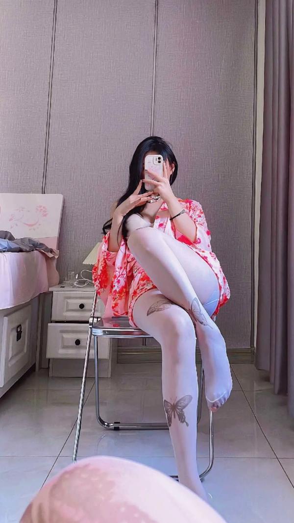    姐姐Lalion - 粉嫩樱花睡袍诱惑，白色丝袜美腿室内私房写真实拍第2张图片