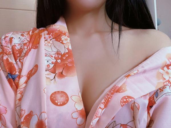    姐姐Lalion - 粉嫩樱花睡袍诱惑，白色丝袜美腿室内私房写真实拍第7张图片