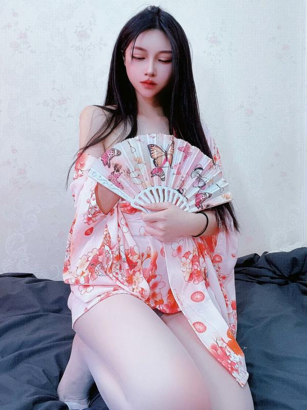    姐姐Lalion - 粉嫩樱花睡袍诱惑，白色丝袜美腿室内私房写真实拍第11张图片