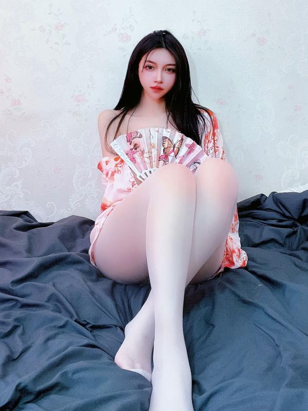    姐姐Lalion - 粉嫩樱花睡袍诱惑，白色丝袜美腿室内私房写真实拍第13张图片