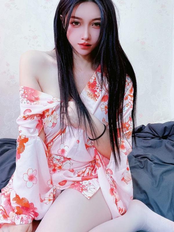    姐姐Lalion - 粉嫩樱花睡袍诱惑，白色丝袜美腿室内私房写真实拍第15张图片