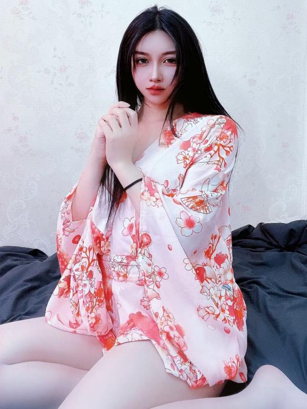   姐姐Lalion - 粉嫩樱花睡袍诱惑，白色丝袜美腿室内私房写真实拍第17张图片