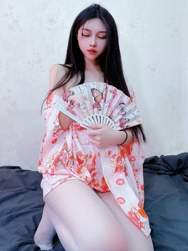    姐姐Lalion - 粉嫩樱花睡袍诱惑，白色丝袜美腿室内私房写真实拍第18张图片