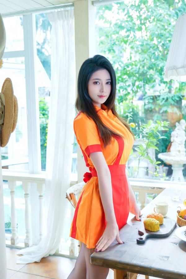 年年Nnian 年年  年年-破产姐妹：温馨厨房私房写真，制服诱惑展现大胆傲人身材第25张图片