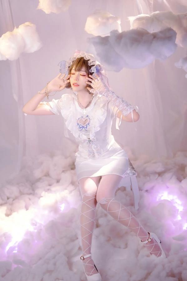   Ely_eee(ElyEE子) - Cloudy Dreaming 雲朵夢境，梦幻纯白蕾丝萝莉写真，绝美光影打造治愈系少女梦境视觉盛宴第18张图片