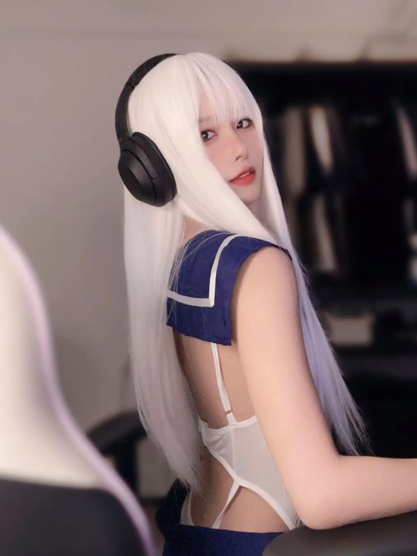    布丁大法 - 白毛女友电竞cosplay私房照：极致诱惑水手连体衣，完美曲线，沉浸式游戏互动第3张图片