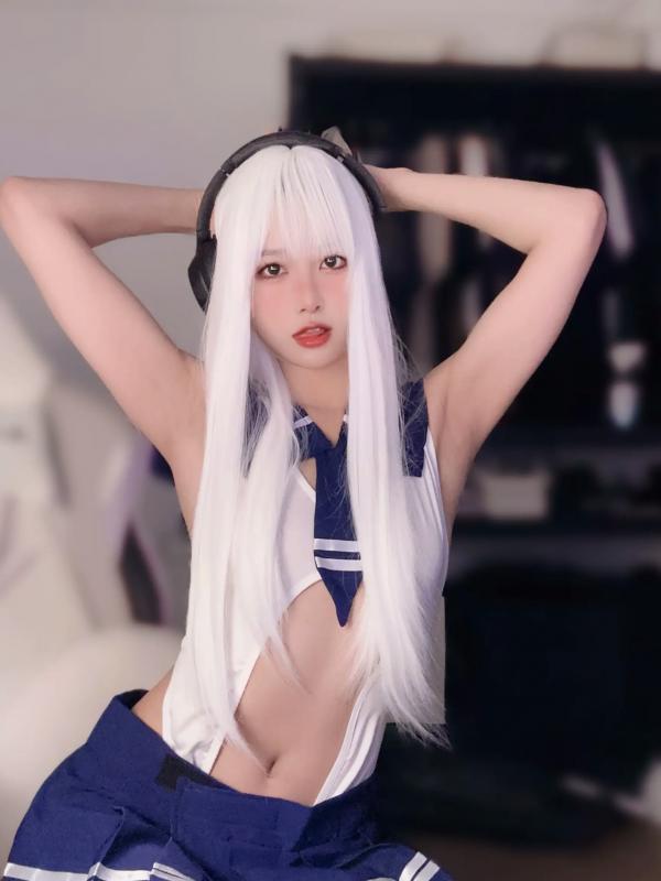    布丁大法 - 白毛女友电竞cosplay私房照：极致诱惑水手连体衣，完美曲线，沉浸式游戏互动第5张图片