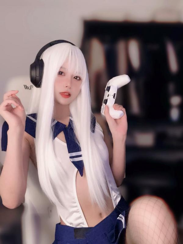    布丁大法 - 白毛女友电竞cosplay私房照：极致诱惑水手连体衣，完美曲线，沉浸式游戏互动第6张图片