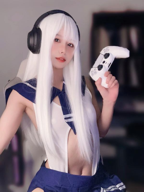    布丁大法 - 白毛女友电竞cosplay私房照：极致诱惑水手连体衣，完美曲线，沉浸式游戏互动第7张图片