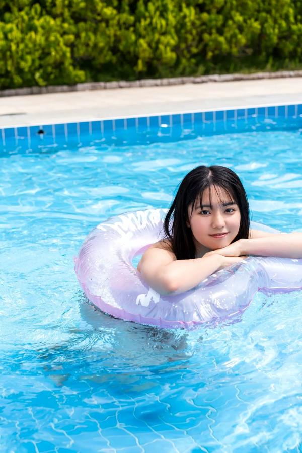    松島かのん - 夏の光、はじけて（夏日泳池与柔美私房，清纯少女居家系列，极致甜美与活力展现，优质精选写真）第36张图片