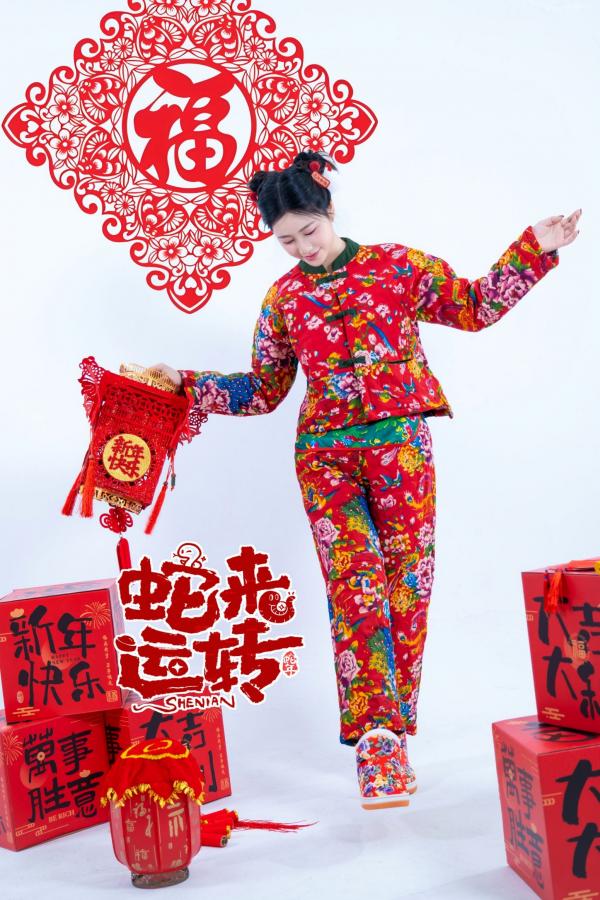 年年Nnian 年年  《年年Nnian-蛇来运转》：新年主题性感大尺度写真，红火印花美背诱惑，身材傲人第2张图片