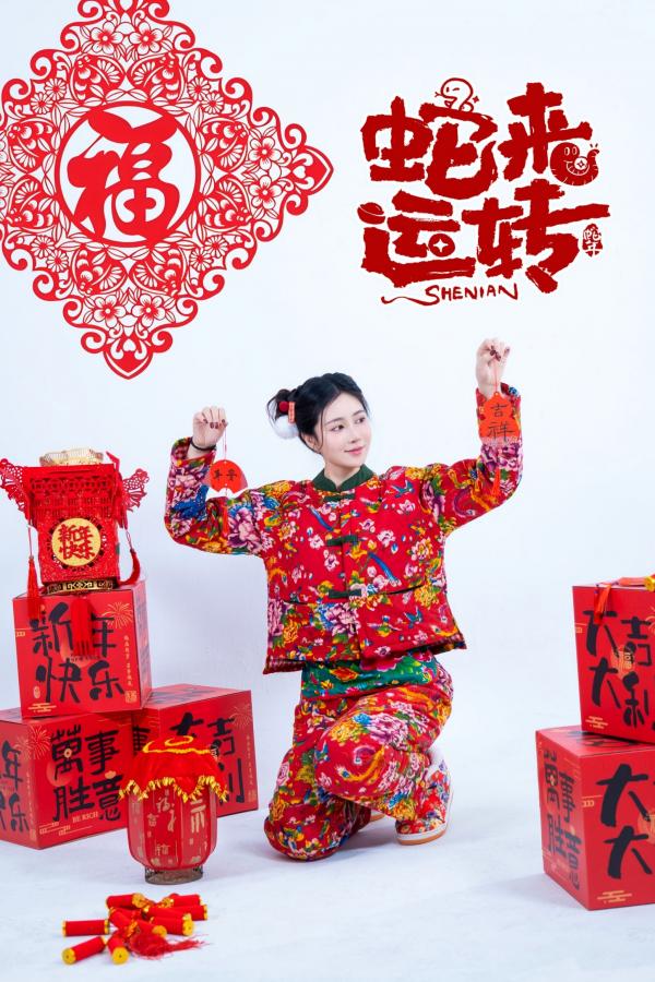 年年Nnian 年年  《年年Nnian-蛇来运转》：新年主题性感大尺度写真，红火印花美背诱惑，身材傲人第3张图片