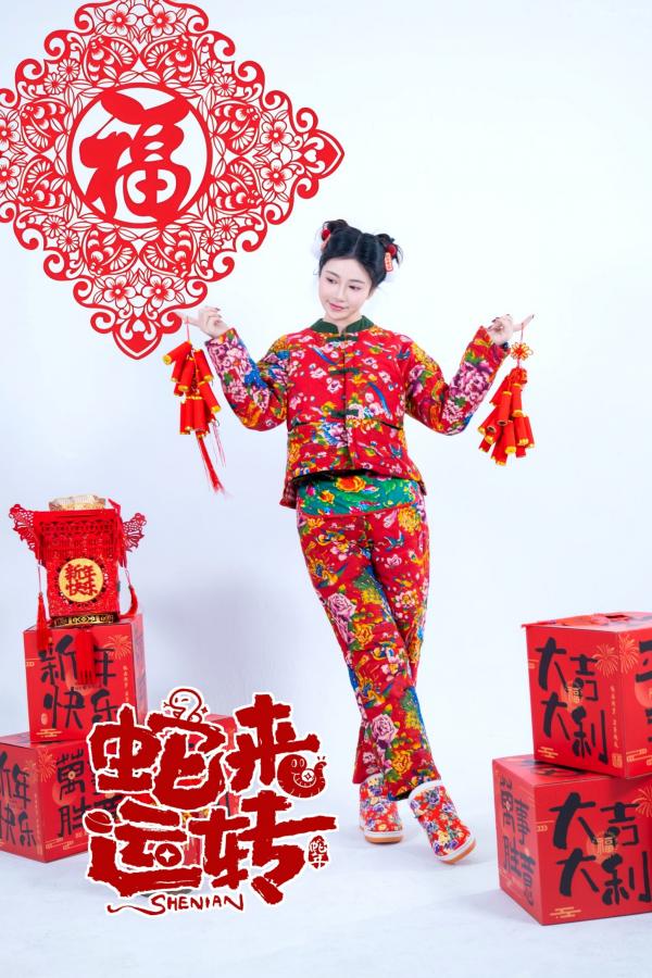 年年Nnian 年年  《年年Nnian-蛇来运转》：新年主题性感大尺度写真，红火印花美背诱惑，身材傲人第4张图片