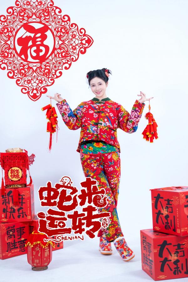 年年Nnian 年年  《年年Nnian-蛇来运转》：新年主题性感大尺度写真，红火印花美背诱惑，身材傲人第5张图片