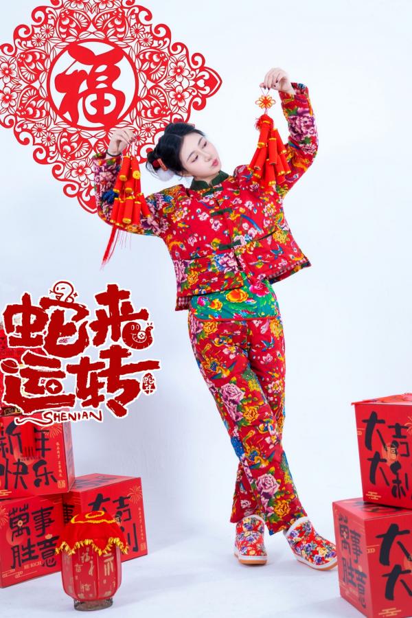 年年Nnian 年年  《年年Nnian-蛇来运转》：新年主题性感大尺度写真，红火印花美背诱惑，身材傲人第6张图片