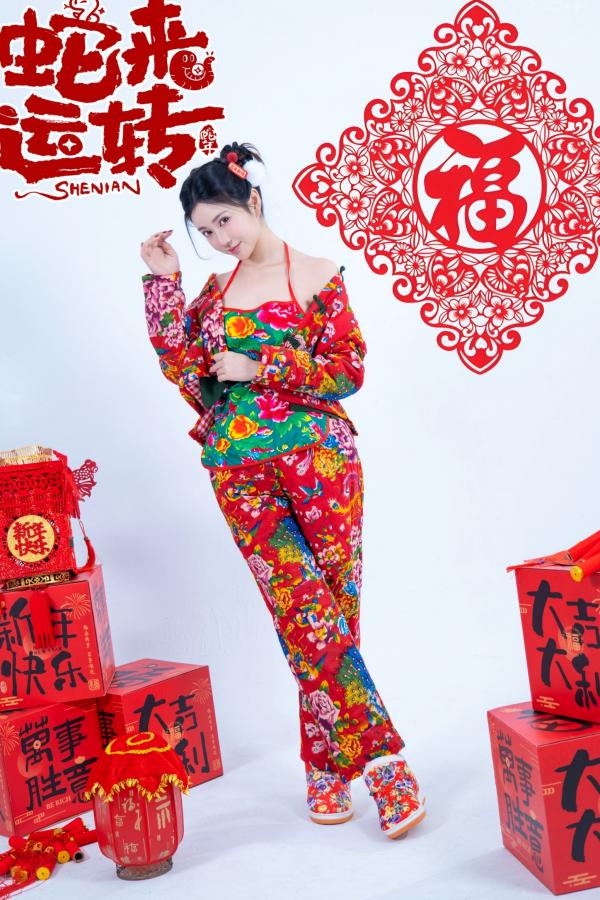 年年Nnian 年年  《年年Nnian-蛇来运转》：新年主题性感大尺度写真，红火印花美背诱惑，身材傲人第8张图片