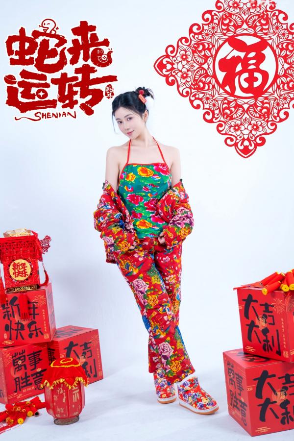 年年Nnian 年年  《年年Nnian-蛇来运转》：新年主题性感大尺度写真，红火印花美背诱惑，身材傲人第9张图片