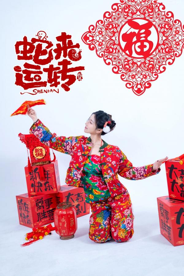 年年Nnian 年年  《年年Nnian-蛇来运转》：新年主题性感大尺度写真，红火印花美背诱惑，身材傲人第11张图片