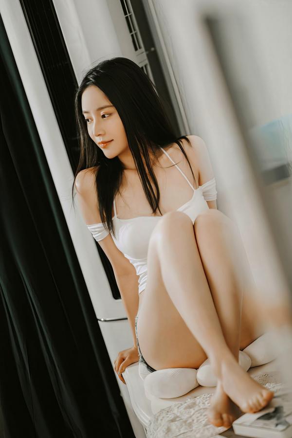 年年Nnian 年年  年年Nnian-晴天私房美图：牛仔短裤，极致诱惑，白皙好身材，无圣光性感写真第2张图片