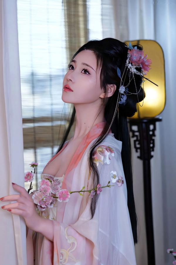 年年Nnian 年年  《年年Nnian-霓裳》古风私房照，古典韵味十足的性感美人，柔美丝绸与绝色身姿的绝妙搭配，带来极致的视觉诱惑第1张图片