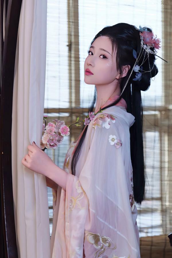 年年Nnian 年年  《年年Nnian-霓裳》古风私房照，古典韵味十足的性感美人，柔美丝绸与绝色身姿的绝妙搭配，带来极致的视觉诱惑第2张图片