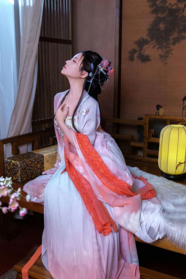 年年Nnian 年年  《年年Nnian-霓裳》古风私房照，古典韵味十足的性感美人，柔美丝绸与绝色身姿的绝妙搭配，带来极致的视觉诱惑第31张图片