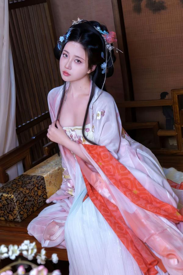 年年Nnian 年年  《年年Nnian-霓裳》古风私房照，古典韵味十足的性感美人，柔美丝绸与绝色身姿的绝妙搭配，带来极致的视觉诱惑第32张图片