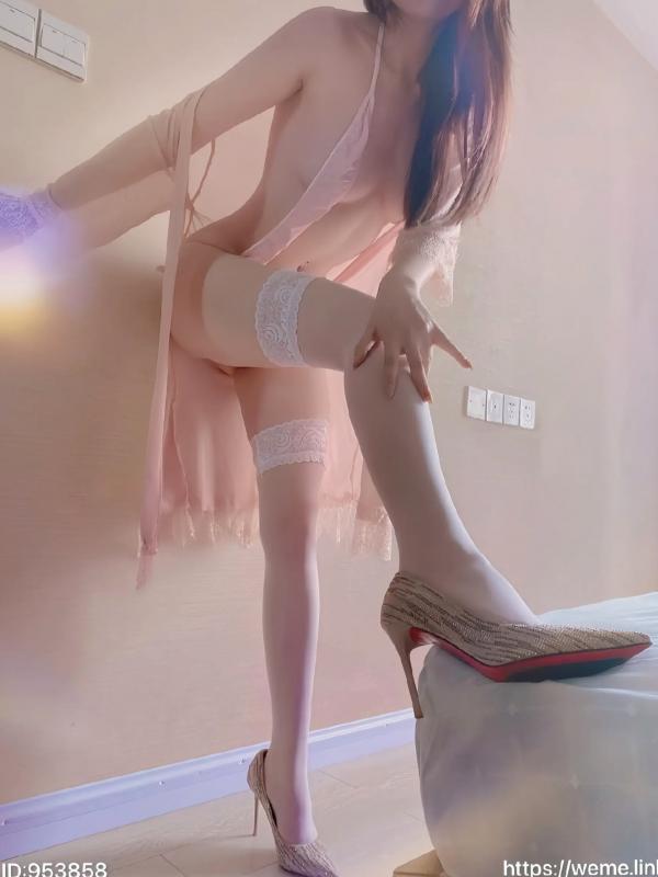    徐莉芝 - 激情四射：粉嫩连体衣私房写真，蕾丝吊带袜尽显曼妙身姿第11张图片