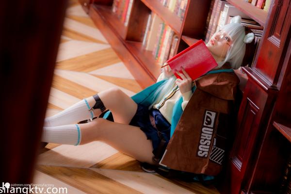    Fantasy-Factory-小丁Ding-明日方舟真理Cosplay-图书馆学霸眼镜娘制服写真-Arknights-Истина第2张图片