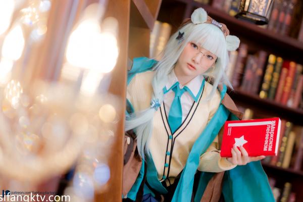    Fantasy-Factory-小丁Ding-明日方舟真理Cosplay-图书馆学霸眼镜娘制服写真-Arknights-Истина第8张图片