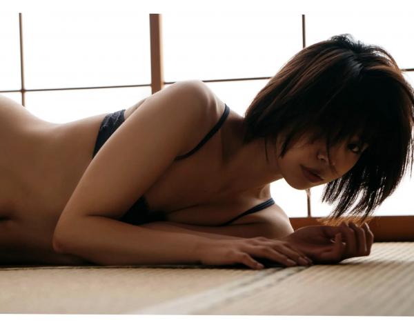    真中つぐ - 恋愛情緒：短发清纯美女私房照，尽显优雅与细腻肤质的治愈系视觉盛宴第61张图片