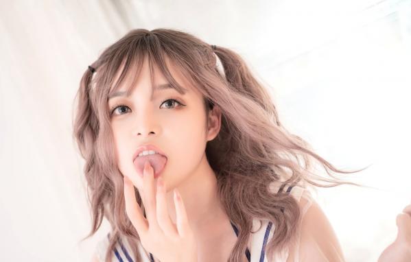    爆机少女喵小吉-无聊的周末私房照，清纯双马尾搭配诱惑透视水手服与丁字裤，极致展现傲人身材与白嫩美腿，撩人姿势令人心动第6张图片