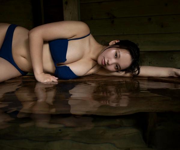    本郷柚巴清凉写真：泳池比基尼与私房内衣，童颜巨乳展现极致性感诱惑第46张图片
