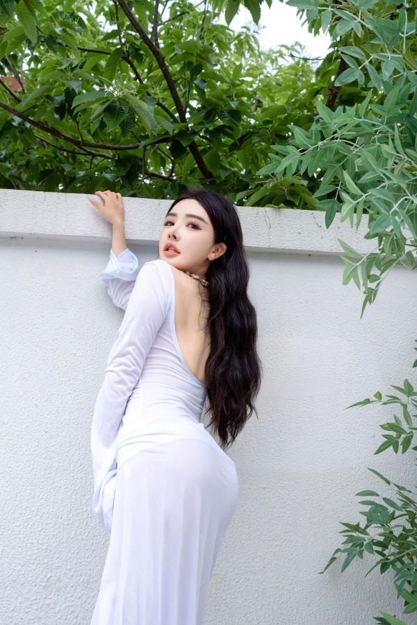    潘思沁-XingYan星颜社355-庭院白色连衣裙私房-极致诱惑女神全裸大尺度展示-爱尤物精选第8张图片