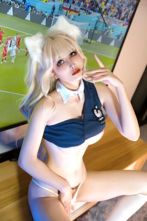    鹿八岁-足球少女：金发猫耳魅力足球宝贝，室内沉浸观赛视角，大尺度诱惑运动风私房写真第28张图片