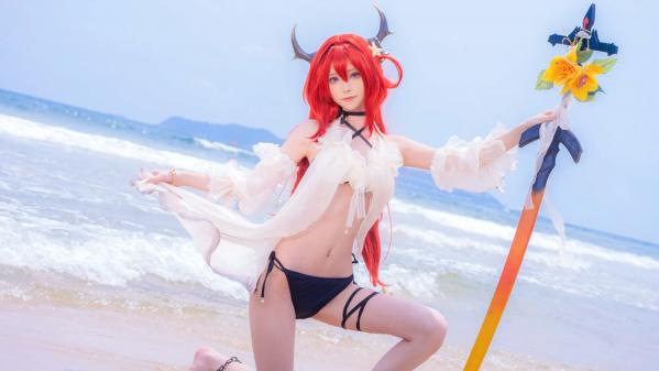    坂坂白 - 史尔特尔泳装海边写真：明日方舟Cosplay，穿搭白色薄纱比基尼的梦幻夏日海岛女神第1张图片