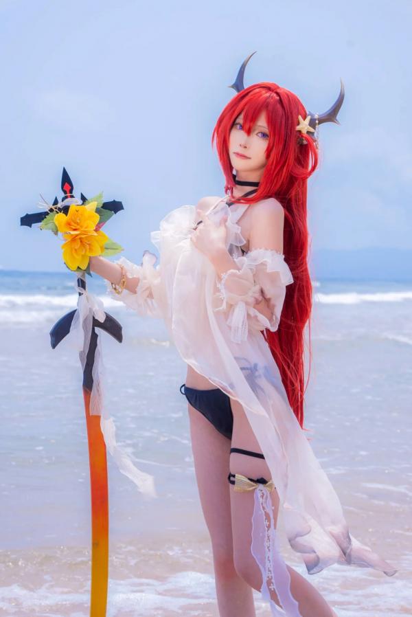    坂坂白 - 史尔特尔泳装海边写真：明日方舟Cosplay，穿搭白色薄纱比基尼的梦幻夏日海岛女神第2张图片