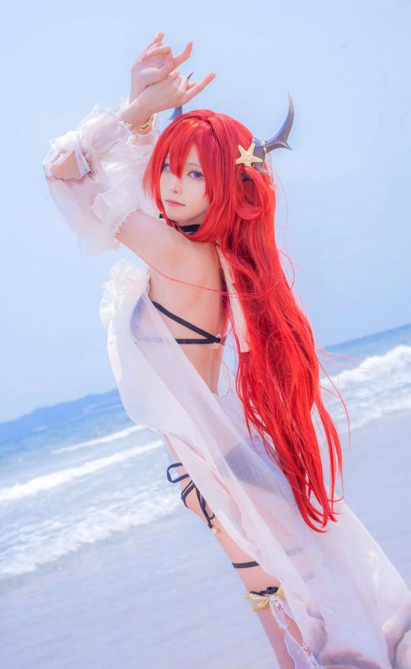    坂坂白 - 史尔特尔泳装海边写真：明日方舟Cosplay，穿搭白色薄纱比基尼的梦幻夏日海岛女神第3张图片