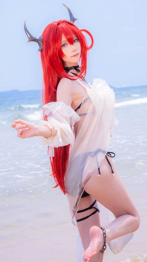    坂坂白 - 史尔特尔泳装海边写真：明日方舟Cosplay，穿搭白色薄纱比基尼的梦幻夏日海岛女神第4张图片