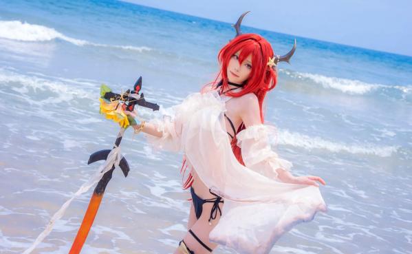    坂坂白 - 史尔特尔泳装海边写真：明日方舟Cosplay，穿搭白色薄纱比基尼的梦幻夏日海岛女神第5张图片