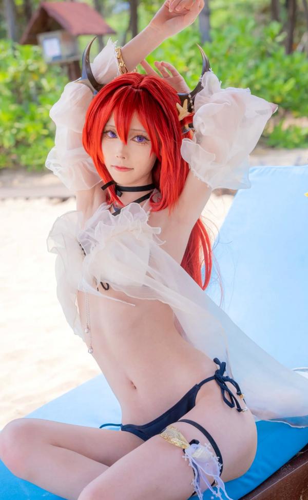   坂坂白 - 史尔特尔泳装海边写真：明日方舟Cosplay，穿搭白色薄纱比基尼的梦幻夏日海岛女神第7张图片