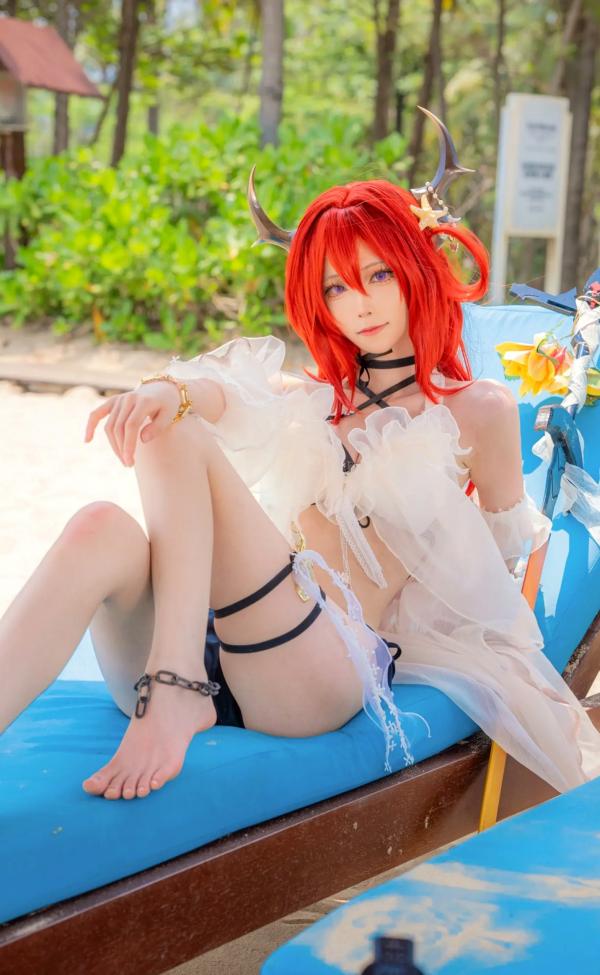    坂坂白 - 史尔特尔泳装海边写真：明日方舟Cosplay，穿搭白色薄纱比基尼的梦幻夏日海岛女神第9张图片